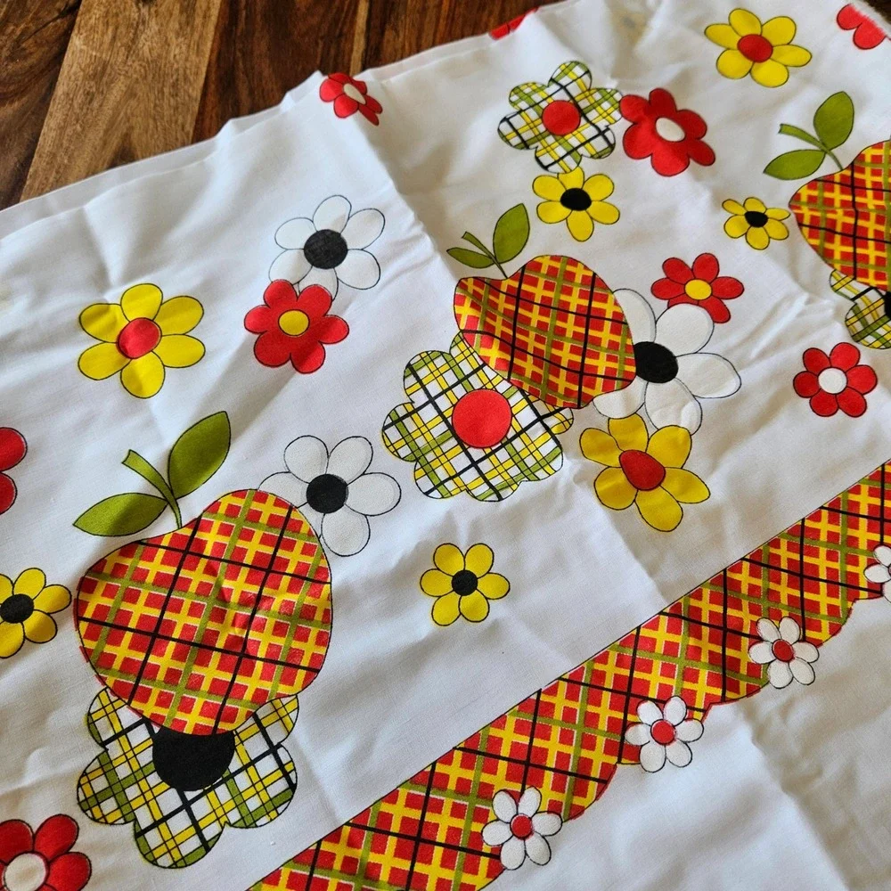 Vtg 70s Border Print Mod Apple Daisy Floral Plaid Fabric Red Yellow Retro 3 Yard